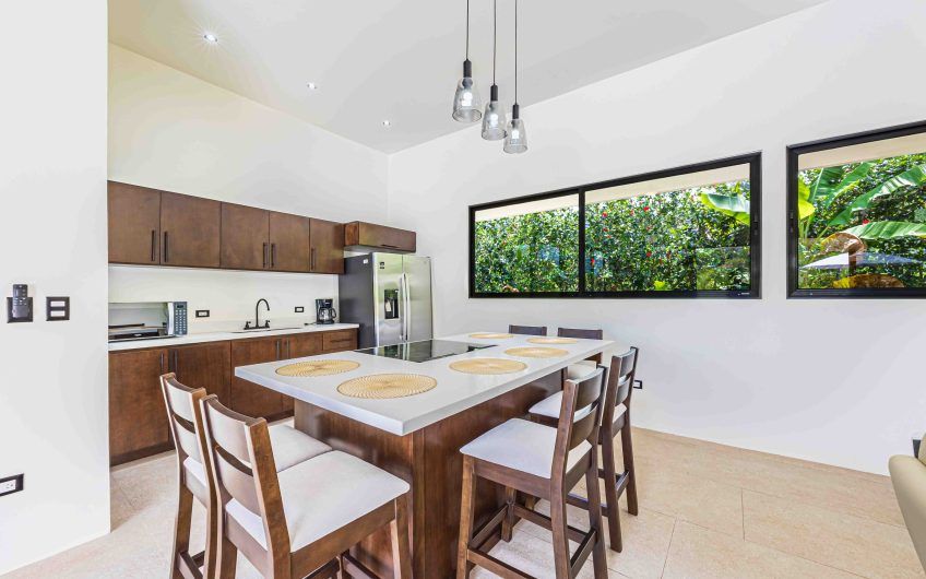 Propiedad con 2 casas de un solo nivel con piscina privada al norte de Dominical Puntarenas