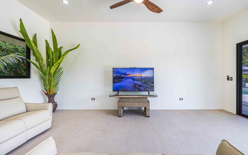 Propiedad con 2 casas de un solo nivel con piscina privada al norte de Dominical Puntarenas