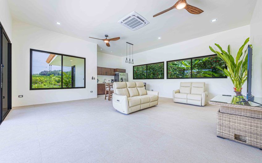 Propiedad con 2 casas de un solo nivel con piscina privada al norte de Dominical Puntarenas