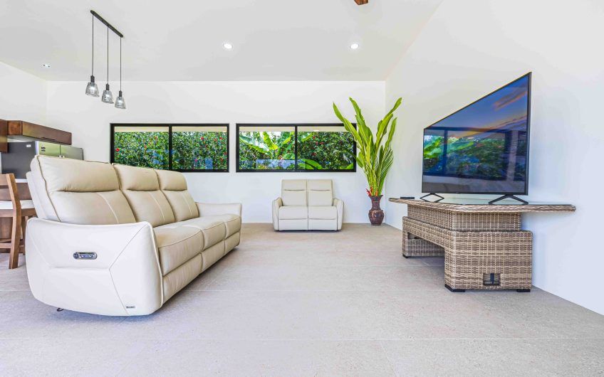 Propiedad con 2 casas de un solo nivel con piscina privada al norte de Dominical Puntarenas