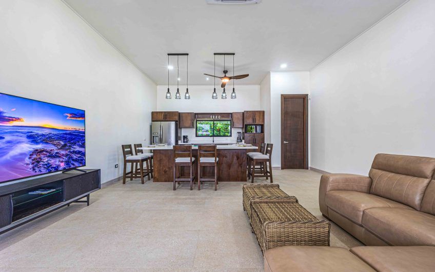 Propiedad con 2 casas de un solo nivel con piscina privada al norte de Dominical Puntarenas