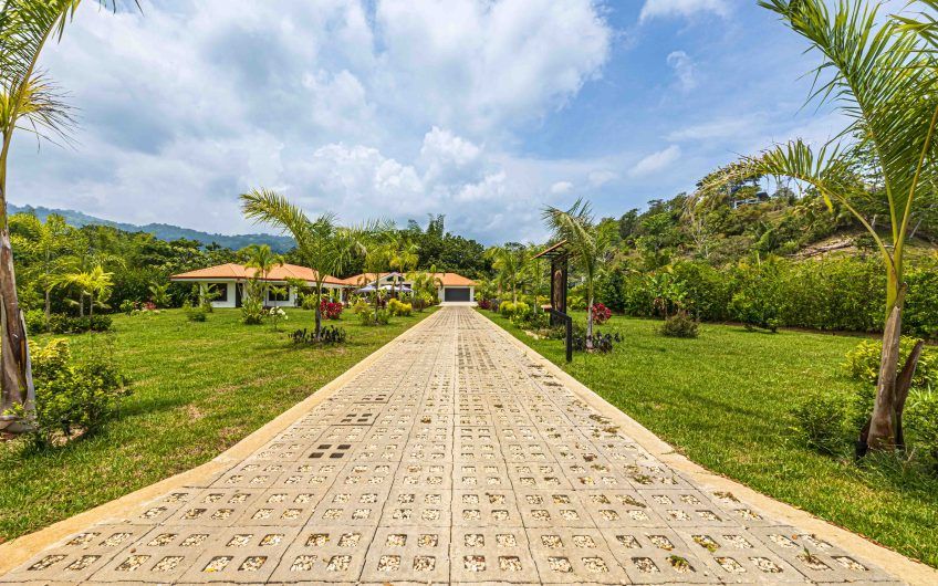 Propiedad con 2 casas de un solo nivel con piscina privada al norte de Dominical Puntarenas