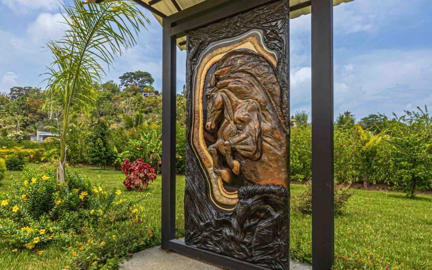 Propiedad con 2 casas de un solo nivel con piscina privada al norte de Dominical Puntarenas