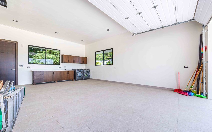 Propiedad con 2 casas de un solo nivel con piscina privada al norte de Dominical Puntarenas