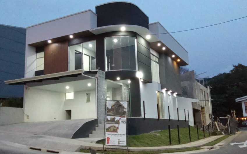 Condo moderno con jardín en Brasil de Mora Santa Ana