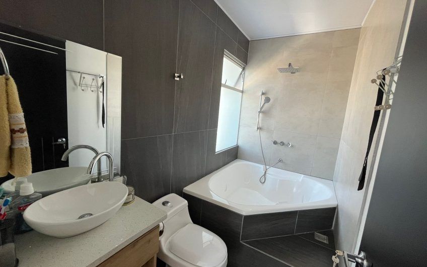 Condo moderno con jardín en Brasil de Mora Santa Ana