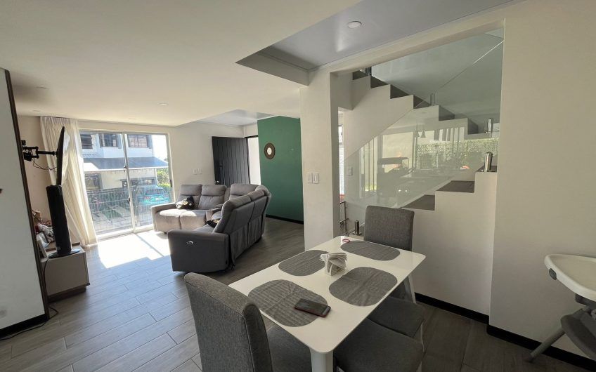 Condo moderno con jardín en Brasil de Mora Santa Ana