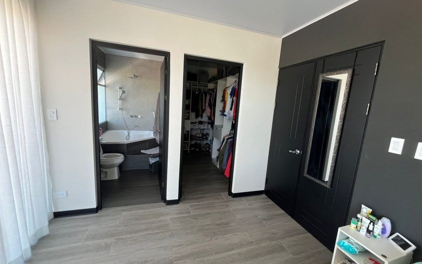 Condo moderno con jardín en Brasil de Mora Santa Ana