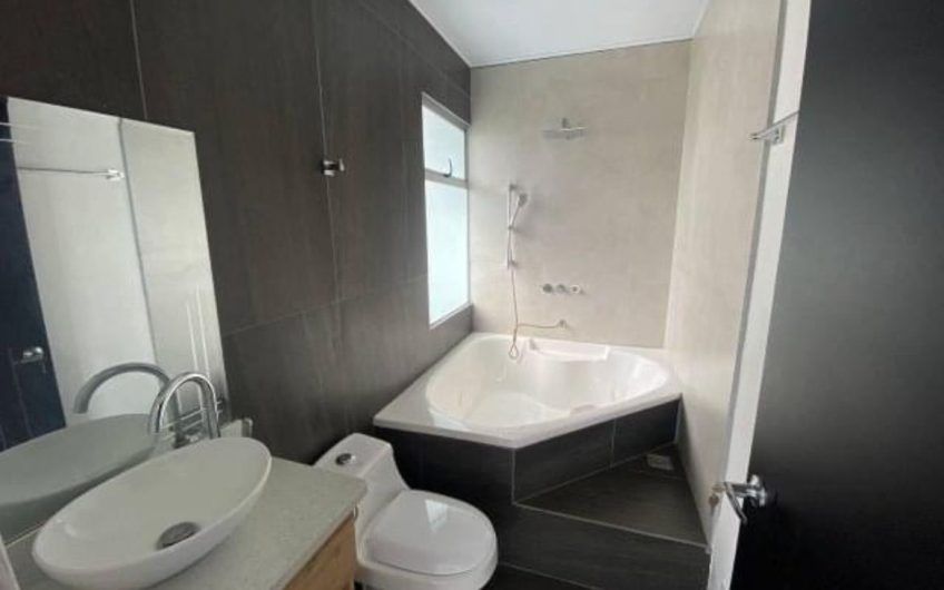 Condo moderno con jardín en Brasil de Mora Santa Ana