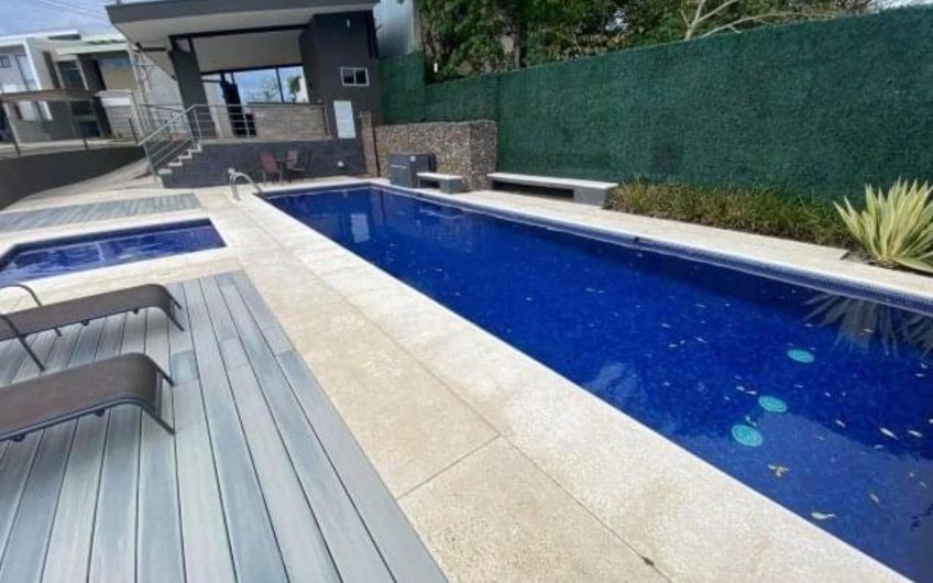 Condo moderno con jardín en Brasil de Mora Santa Ana