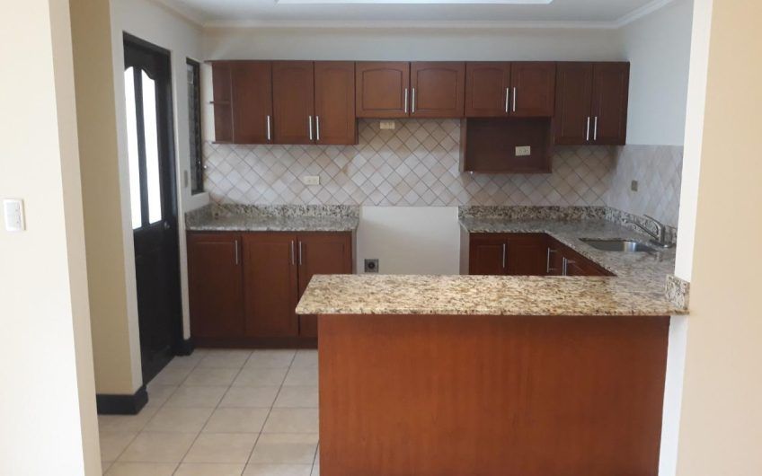 Condo Hacienda Las Palmas! Casa de 3 habit. con jardín