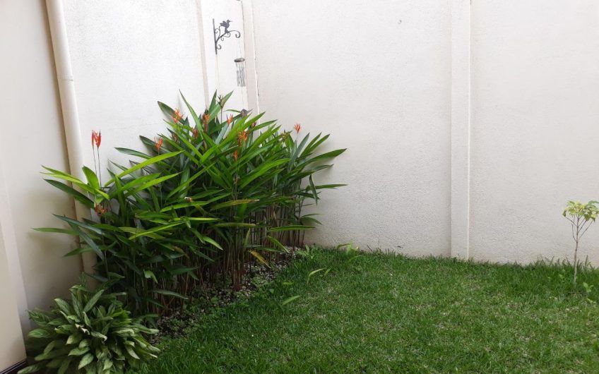 Condo Hacienda Las Palmas! Casa de 3 habit. con jardín