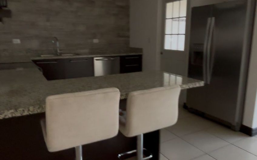 Condo amueblado con jardín en Río Palma Guachipelín Escazú!