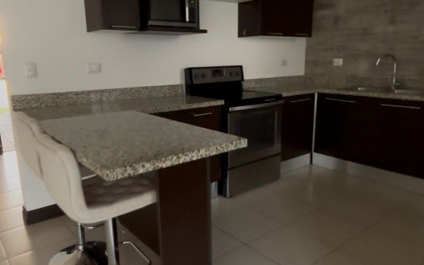 Condo amueblado con jardín en Río Palma Guachipelín Escazú!
