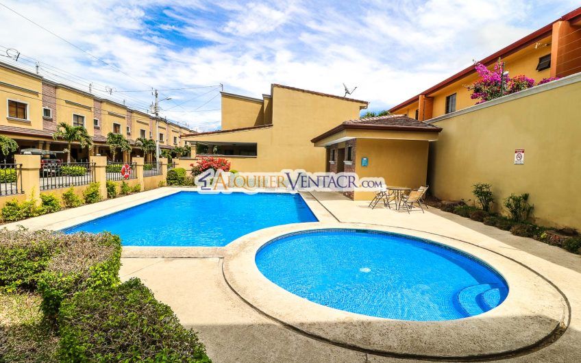 Condo Hacienda Las Palmas! Casa de 3 habit. con jardín