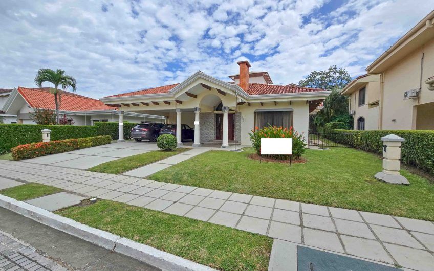 Valle del Sol Lindora Santa Ana! Casa de un nivel con 700 m2 de lote