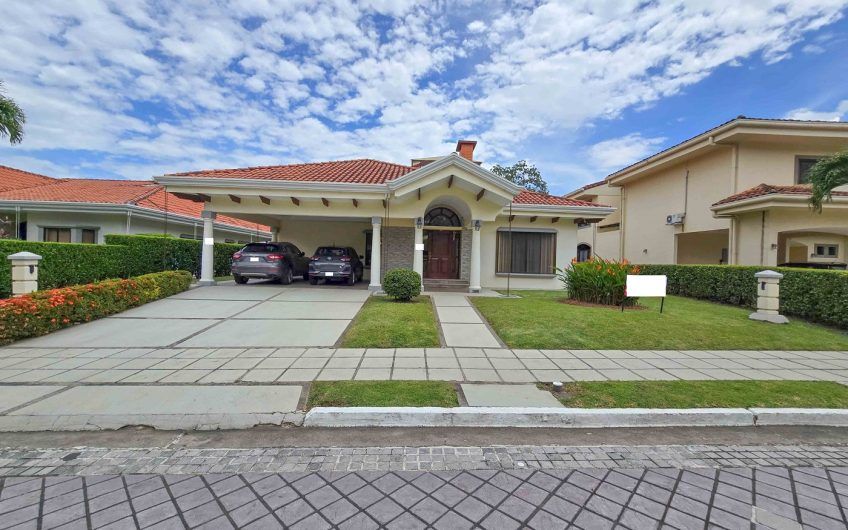 Valle del Sol Lindora Santa Ana! Casa de un nivel con 700 m2 de lote