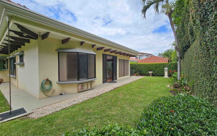 Valle del Sol Lindora Santa Ana! Casa de un nivel con 700 m2 de lote