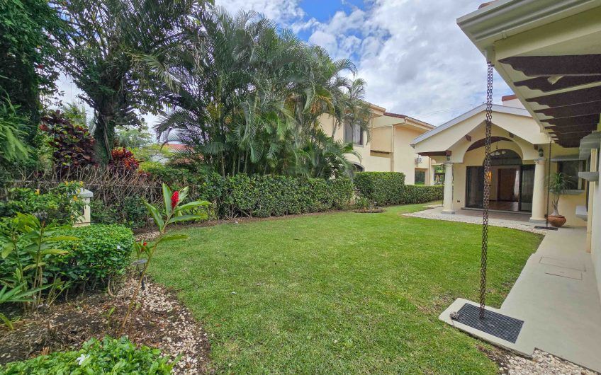 Valle del Sol Lindora Santa Ana! Casa de un nivel con 700 m2 de lote
