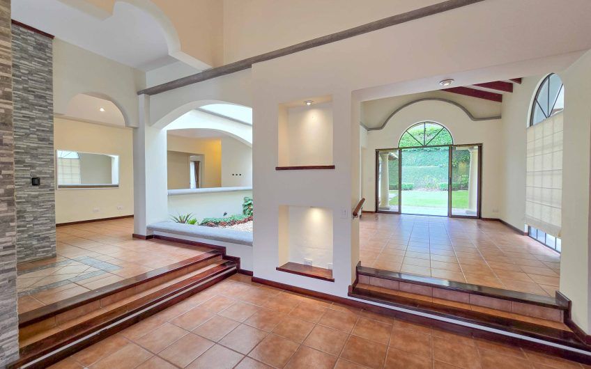 Valle del Sol Lindora Santa Ana! Casa de un nivel con 700 m2 de lote