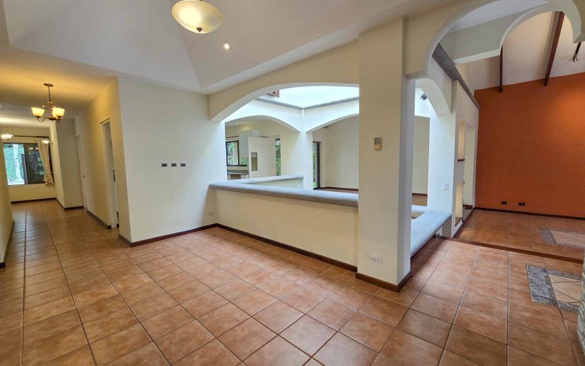 Valle del Sol Lindora Santa Ana! Casa de un nivel con 700 m2 de lote