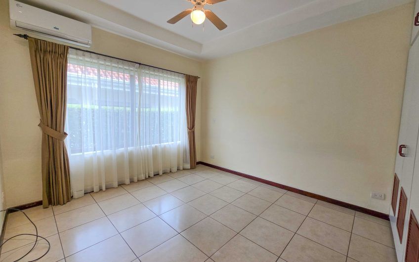 Valle del Sol Lindora Santa Ana! Casa de un nivel con 700 m2 de lote