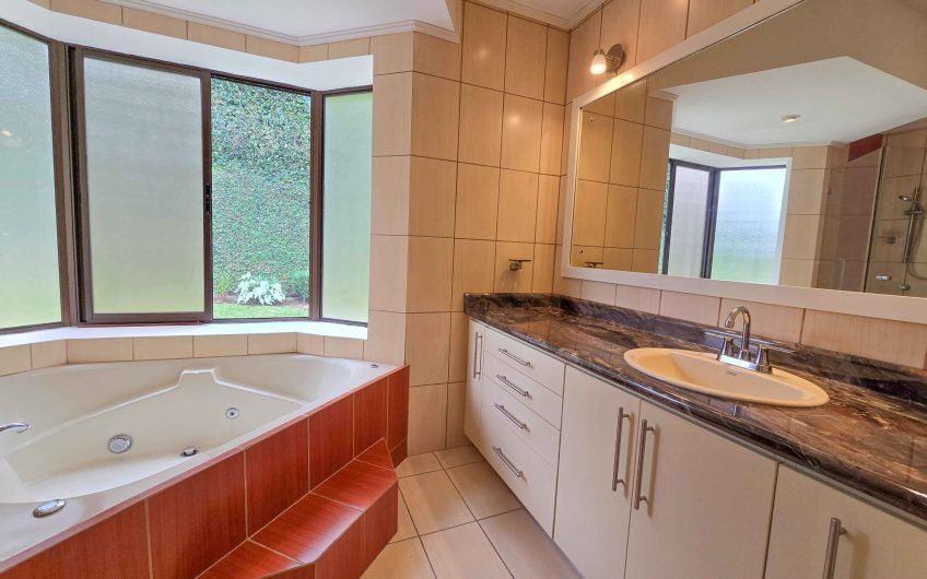 Valle del Sol Lindora Santa Ana! Casa de un nivel con 700 m2 de lote