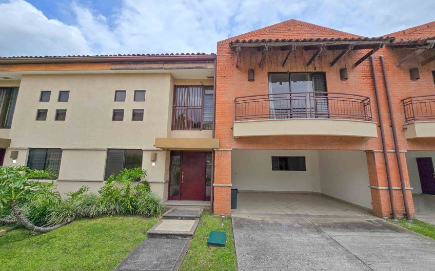 Condo de 451 m2 de 5 habit. en Trejos Montealegre x Avenida Escazú