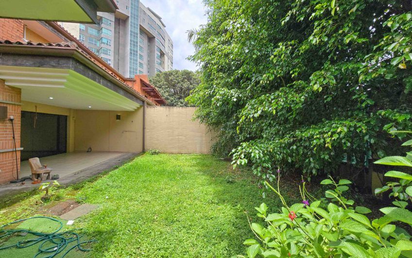 Condo de 451 m2 de 5 habit. en Trejos Montealegre x Avenida Escazú