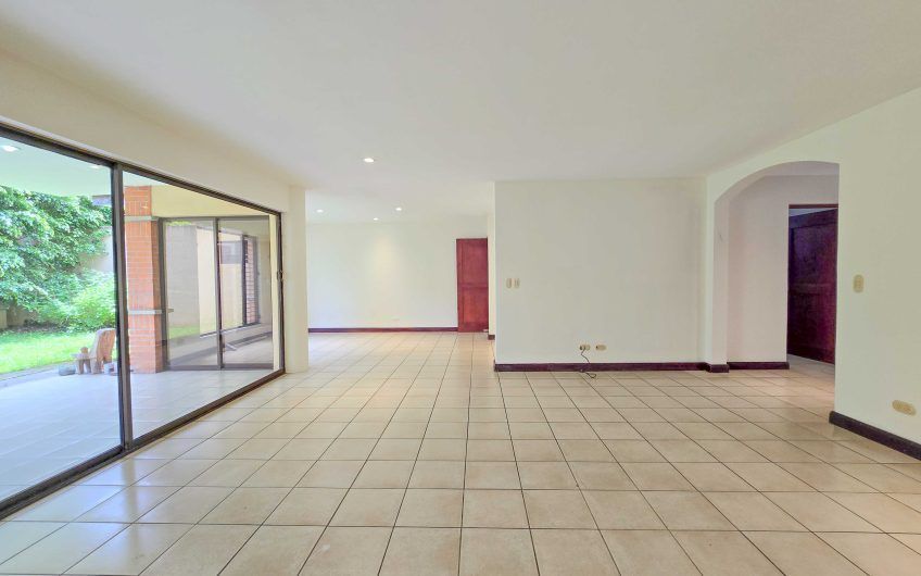 Condo de 451 m2 de 5 habit. en Trejos Montealegre x Avenida Escazú