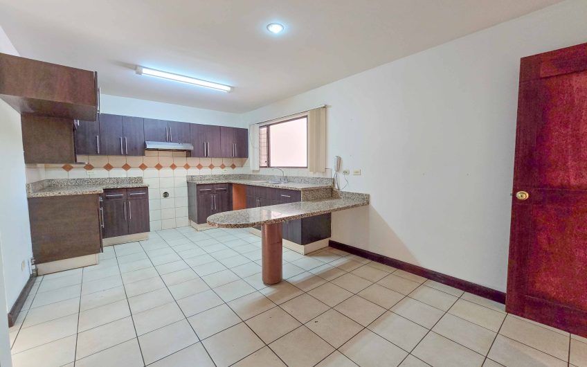 Condo de 451 m2 de 5 habit. en Trejos Montealegre x Avenida Escazú