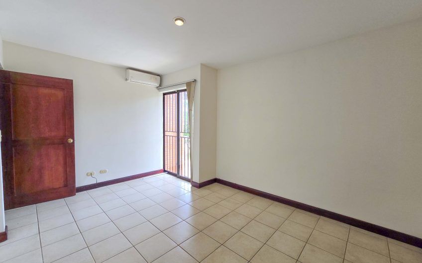 Condo de 451 m2 de 5 habit. en Trejos Montealegre x Avenida Escazú