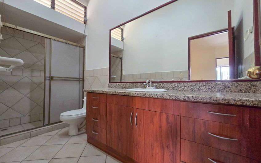 Condo de 451 m2 de 5 habit. en Trejos Montealegre x Avenida Escazú