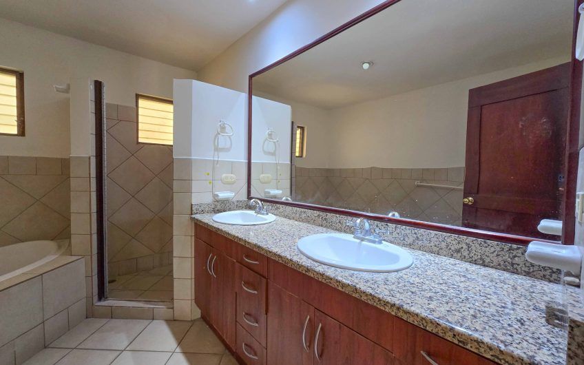 Condo de 451 m2 de 5 habit. en Trejos Montealegre x Avenida Escazú