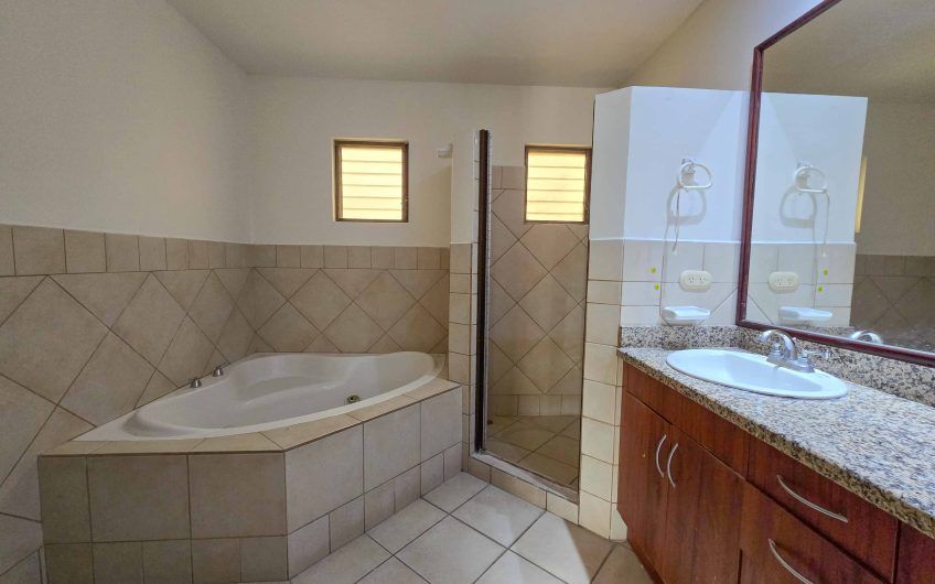 Condo de 451 m2 de 5 habit. en Trejos Montealegre x Avenida Escazú