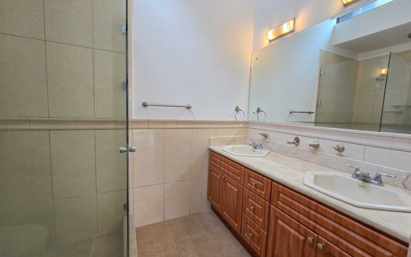 Condo de Una Sola Planta con jardín en Santa Ana Pozos
