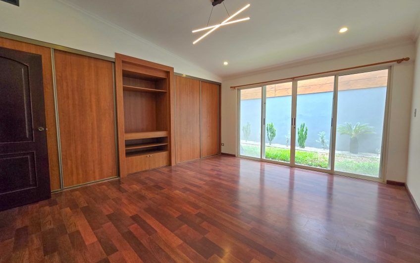 Condo de Una Sola Planta con jardín en Santa Ana Pozos