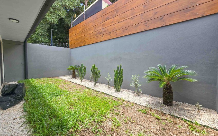 Condo de Una Sola Planta con jardín en Santa Ana Pozos