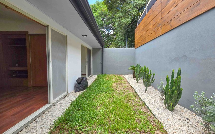Condo de Una Sola Planta con jardín en Santa Ana Pozos