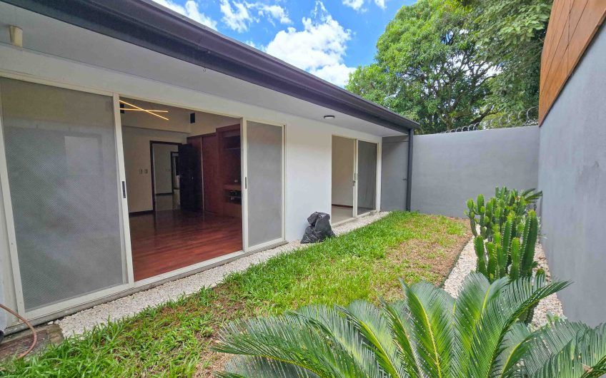 Condo de Una Sola Planta con jardín en Santa Ana Pozos