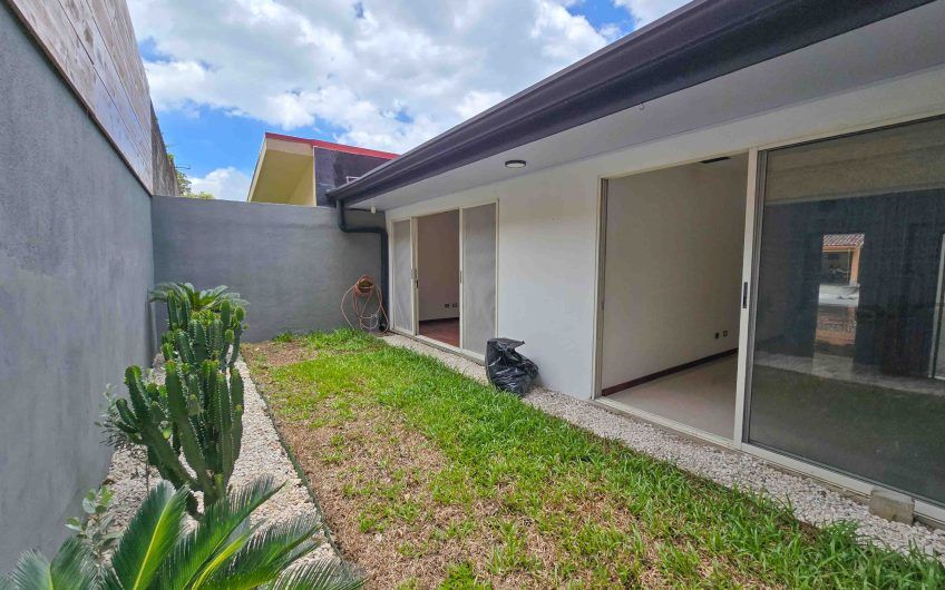 Condo de Una Sola Planta con jardín en Santa Ana Pozos