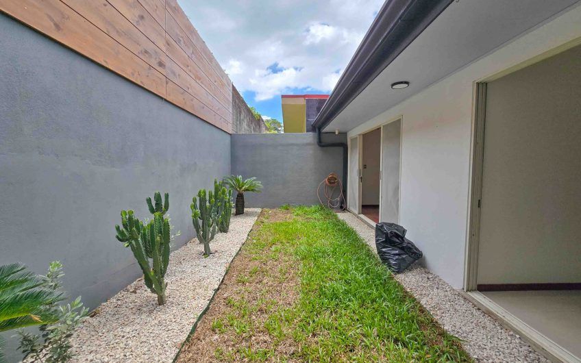Condo de Una Sola Planta con jardín en Santa Ana Pozos