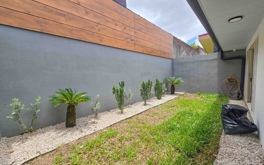 Condo de Una Sola Planta con jardín en Santa Ana Pozos