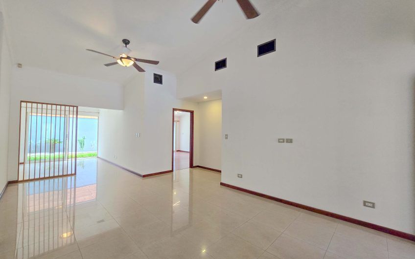Condo de Una Sola Planta con jardín en Santa Ana Pozos