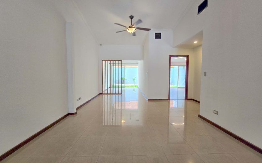 Condo de Una Sola Planta con jardín en Santa Ana Pozos