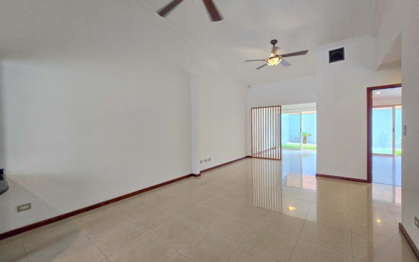 Condo de Una Sola Planta con jardín en Santa Ana Pozos