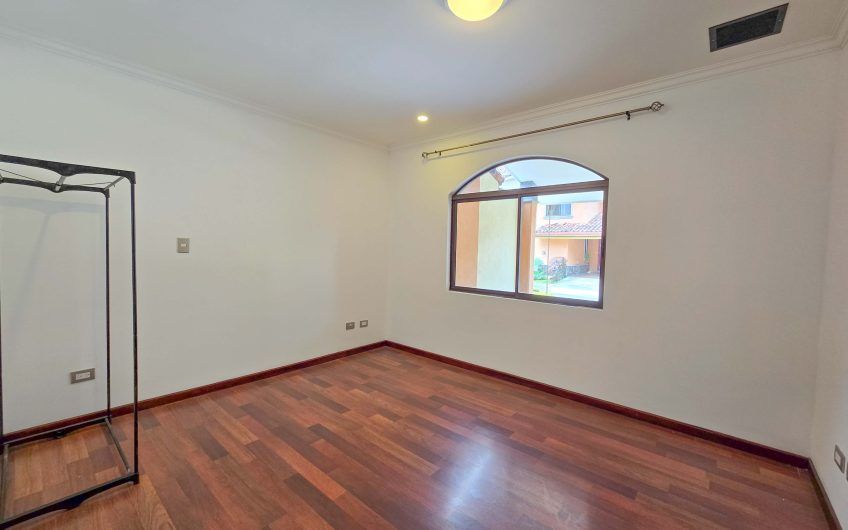 Condo de Una Sola Planta con jardín en Santa Ana Pozos
