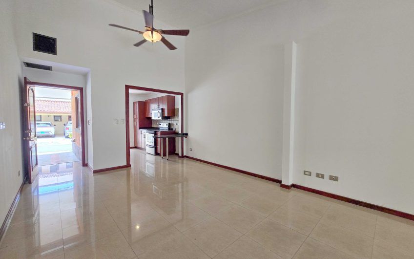 Condo de Una Sola Planta con jardín en Santa Ana Pozos