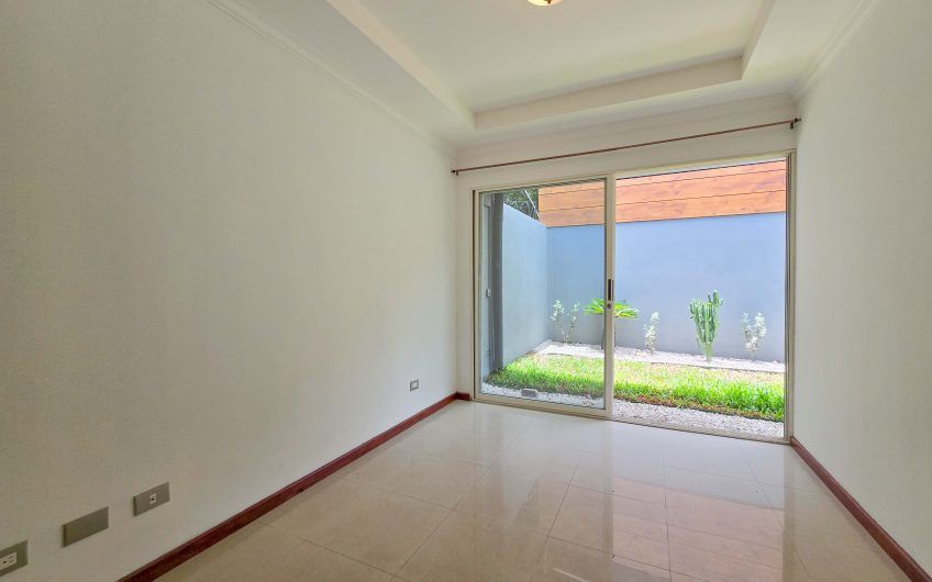 Condo de Una Sola Planta con jardín en Santa Ana Pozos