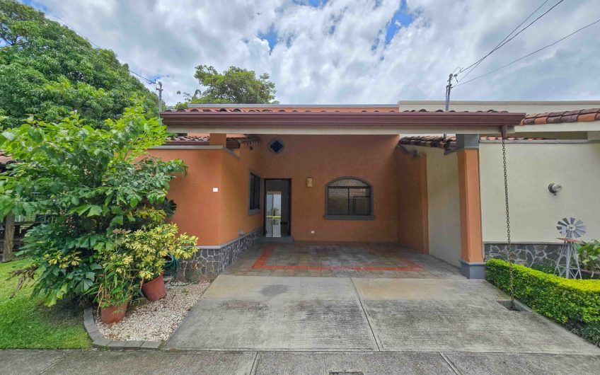Condo de Una Sola Planta con jardín en Santa Ana Pozos